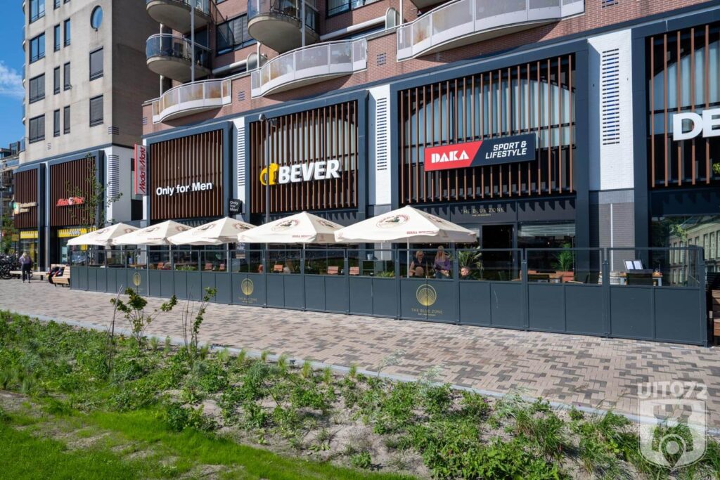 The Blue Zone is een tikje verstopt onder hysterische borden