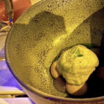 Pruimen met hangop, gereduceerde yoghurtwei, wortelcrème en dragonolie (Neder × Noorderlicht)