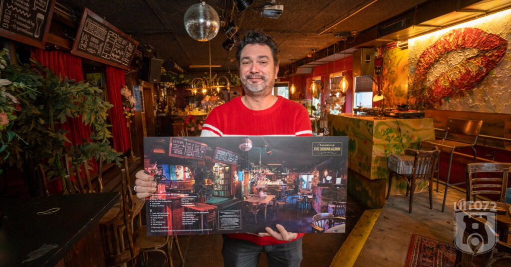 Steef met album in Taverne (Bergen)