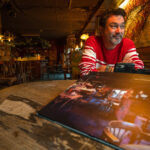 Steef met album in Taverne (Bergen)