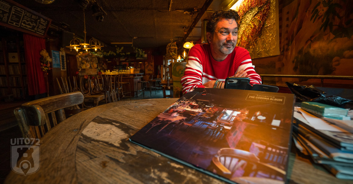 Steef met album in Taverne (Bergen)