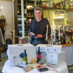 Eric Muller tussen de verwenpakketten in 't Stokpaardje