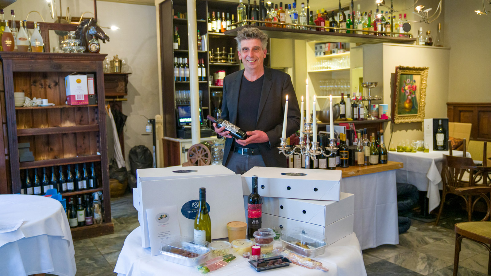 Eric Muller tussen de verwenpakketten in 't Stokpaardje