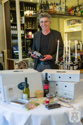 Eric Muller tussen de verwenpakketten in 't Stokpaardje