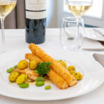 Gebakken heilbot met Hollandse asperges, tuinboontjes, pommes parisienne en een mosterd beurre blanc