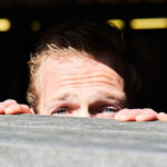 Jacob Adriani achter schutting