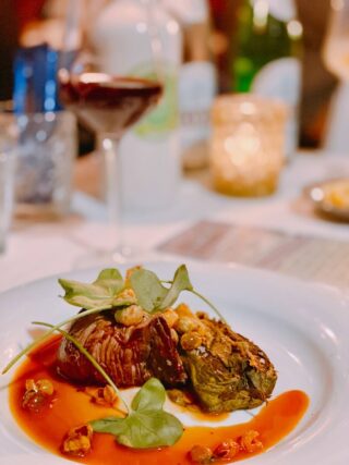 Holsteiner Dry Aged | andijvie gerookt op vijgenblad | tuinboon | knoflook en karnemelk