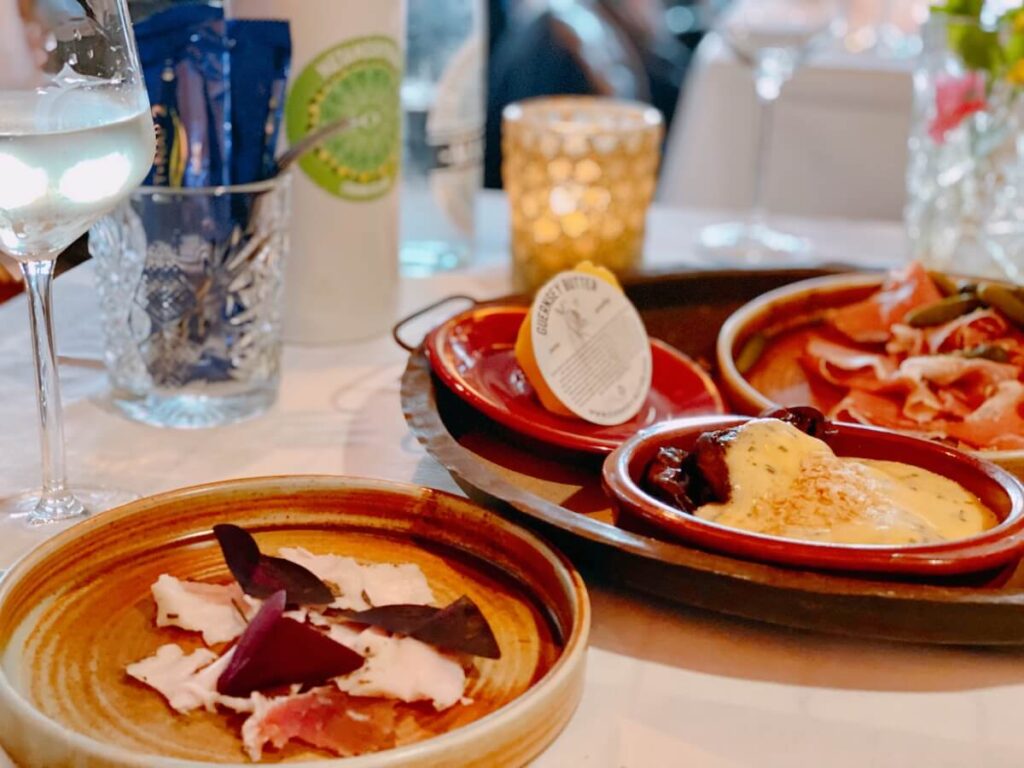 Mangalitza largo | gedroogde ham | Fougasse | Aubergine sabich | Hollandaise