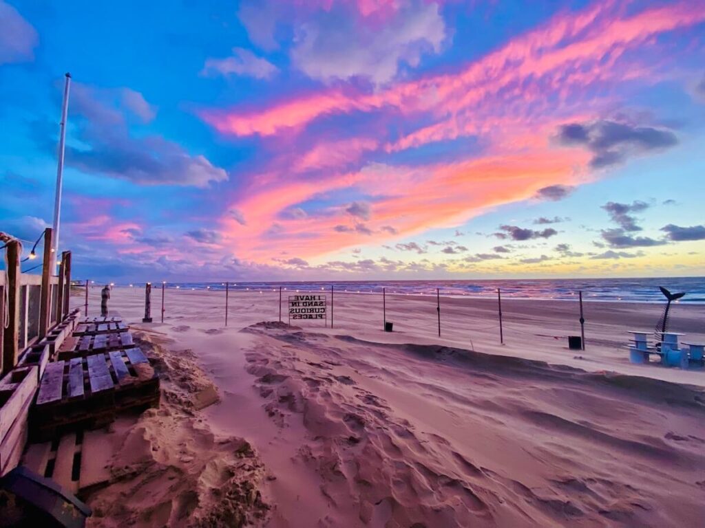 Vlak na zonsondergang op strand bij Noorderlicht