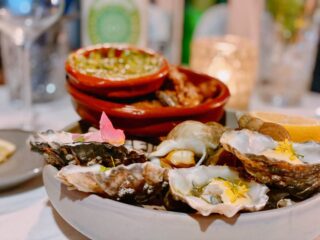 Oesters | wulken | algenboter | jus van zilver zuring | Hollandse garnalen | duindoorn mayonaise