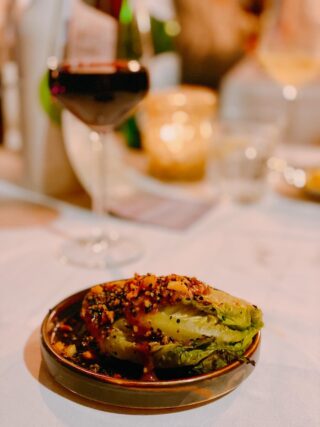 Romaine gegrild op binchotan | miso bagna cauda | manderijn koolzaadolie