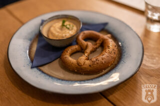 Heerlijk Nel: pretzel met muhammara mayo