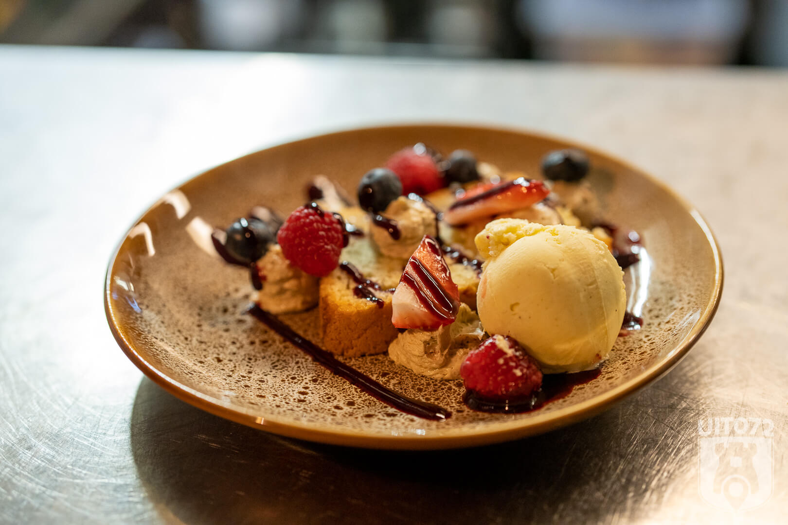 Heerlijk Nel: Boerencake | koffie-botorcrème | rood fruit | coulis | roomijs