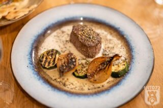 Heerlijk Nel: Steak filet mignon | gepofte uitjes | gegrilde courgette | misojus | knoflook-venkelcrunch