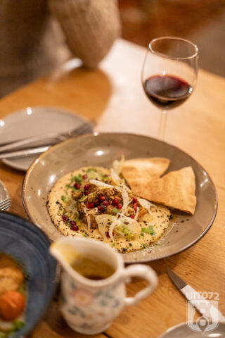 Heerlijk Nel: Pulled chicken | citroenhummos | pickled venkel | granaatappelpitjes | groene kruidenolie | platbrood