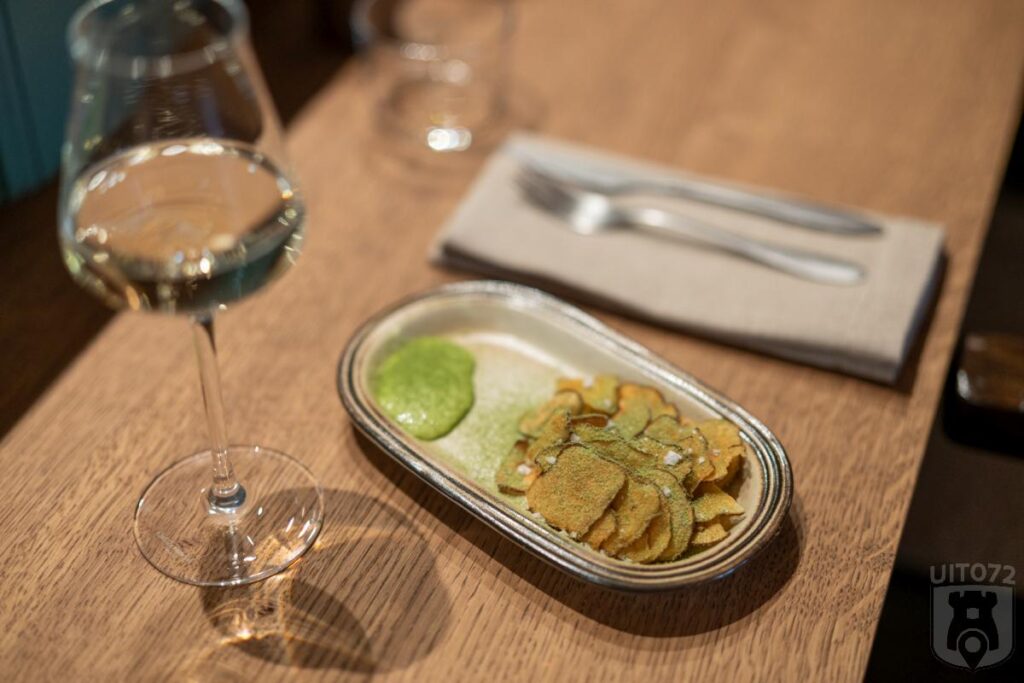 Chips van aardpeer met daslookmayo