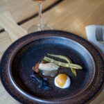 Geconserveerde sperzieboon, hangop met onrijpe pruim, rabarberjam met oude Hollandse kaas, hazelnootcrumble en gedroogde kojiwortel.