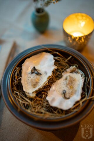 Tussengang: oester gestoofd in duinkruidenlikeur, duinhoningazijn, boter en oesterwater. Naar een 400 jaar oud Nederlands recept, dat door Neder naar een modern gerecht is vertaald.