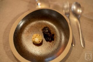 Geitenkaas in lentekruiden | zwarte peer