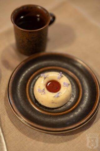 Pudding van spar en dennenappel