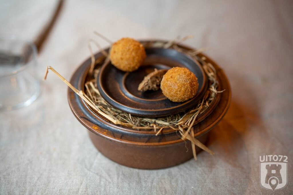 Bitterbal van Uut Hooi met roggebroodmosterd