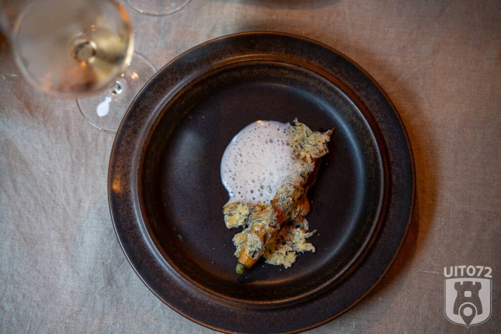 Bunker Blauw met gepekelde wortel, gekaramelliseerde winterpeenmousseline, schuimsaus van gerookte graten en ingelegde kokkels