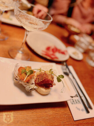 Combi van cecina en oester: Tomaten bruchetta knoflook brood cecina de Leon. Gefrituurde oester met een Citroen granny smith dresssing