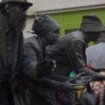 living statues zwart