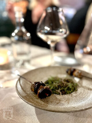 Yakitori van herfstgroenten met tare van zwarte honing en reegarum