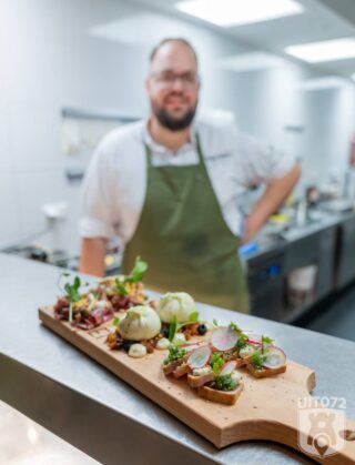 Brian (Fnidsen) in keuken bij proeverijplank