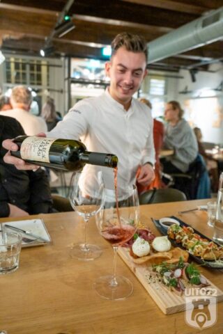 Nathan (Fnidsen) schenkt wijn