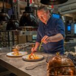 Chef Victor van ElVi in de keuken