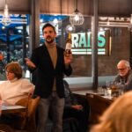 Wouter presenteert dessertwijn - Wining & Dining (RAILS)