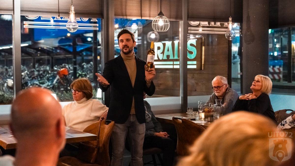 Wouter presenteert dessertwijn - Wining & Dining (RAILS)