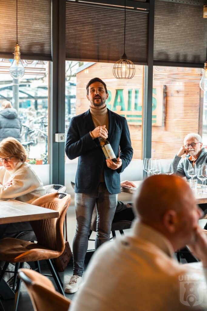 Wouter presenteert eerste wijn - Wining & Dining (RAILS)